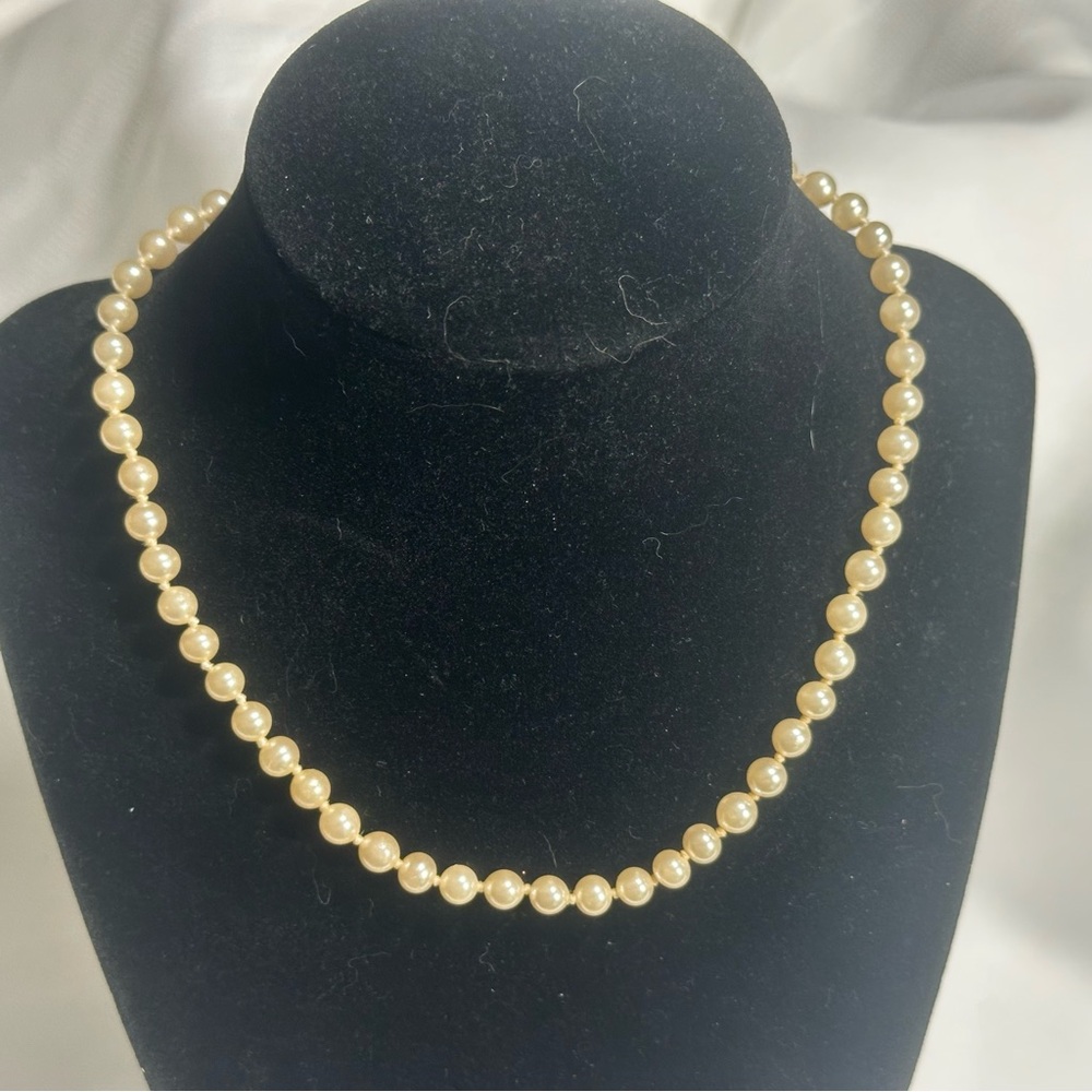 Vintage Classic Hand Knotted Pearl Necklace G Silver Filigree Clasp 16 inch